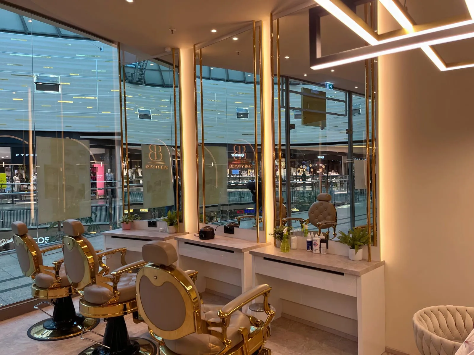 Beauty Bar in der City Galerie in Augsburg: Fühlen Sie sich wohl in unseren modernen Studio.