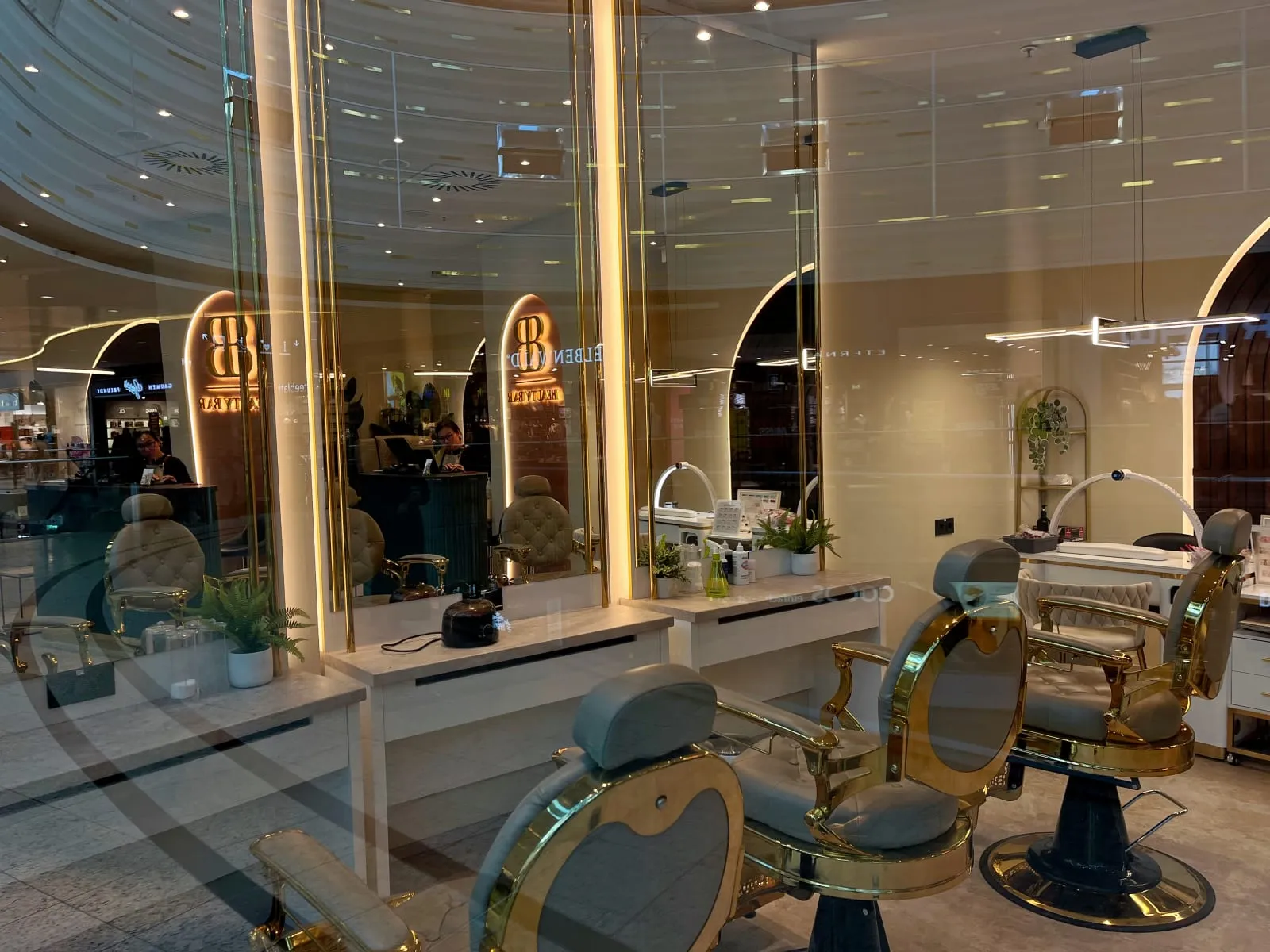 Beauty Bar in der City Galerie in Augsburg: Genießen Sie professionelle Behandlungen in privater Atmosphäre.